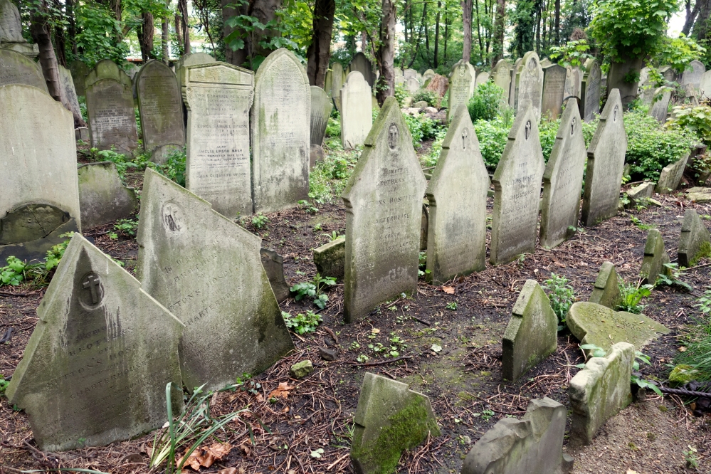 Identical graves all lined up....between 1854 and 1929, Tower Hamlets Cemetery was used as the burial ground for the Brothers of The Charterhouse (Monastery turned almshouse) in Smithfield